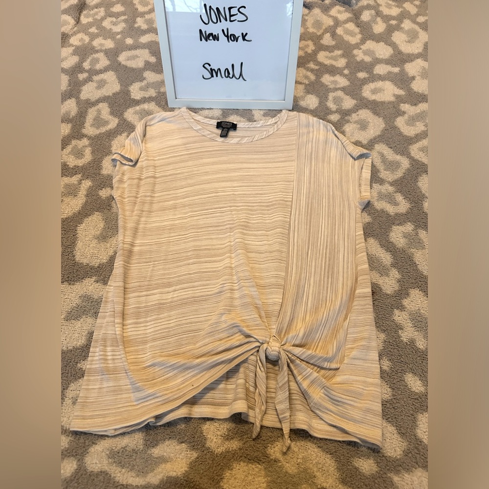 Small Jones New York knotted tee- cream and tan stripes.